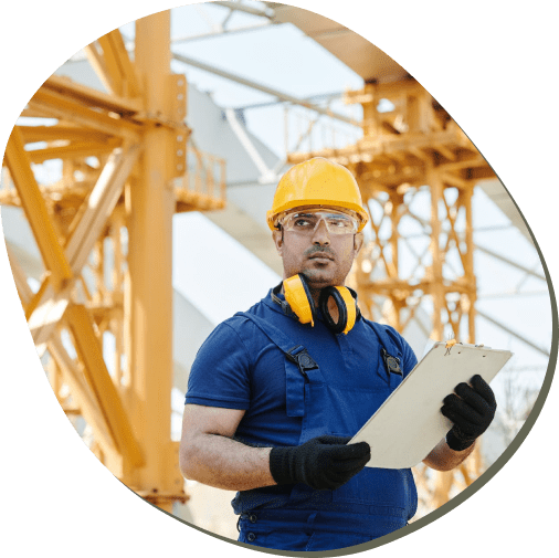 Empleado de higiene y seguridad supervisando una obra en construcción